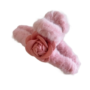 Pince à cheveux d'hiver en peluche rose avec camélia, accessoire élégant pour femme
