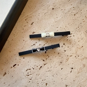 Elegante Schleifen-Haarspangen mit Perlen und Herz-Strass in Schwarz und Cremefarbe