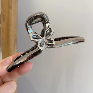Pince à cheveux papillon luxueuse en métal gris foncé ornée de strass brillants