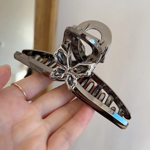 Pince à cheveux papillon noir fusil élégante avec strass pour une coiffure luxe française