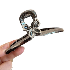 Pince à cheveux papillon élégante avec strass en finition anthracite pour coiffures femme