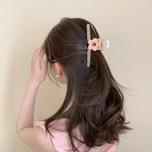 Pince à cheveux fleurie couleur gelée en acrylique rose pour coiffure élégante de femme