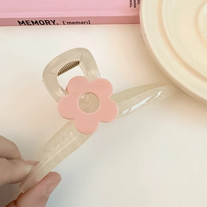 Pince à cheveux fleurie aux couleurs gelée avec acrylique crème et motif floral rose mat