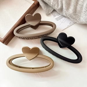 Trois grandes pinces à cheveux mates en forme de cœur, marron, noir et beige sable