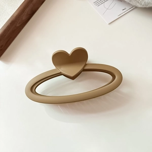 Pince à cheveux cœur marron mat au design minimaliste pour coiffure élégante