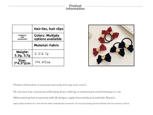 Détail de pinces à cheveux et d'élastiques en velours avec pendentifs coeur doré en rouge