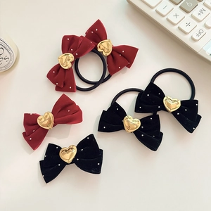 Set de pinces à cheveux en velours avec boucle coeur dorée et détails de perles