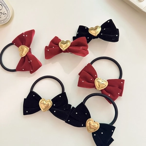 Détail de pinces à cheveux en velours avec cœur métallique et gravure fait main
