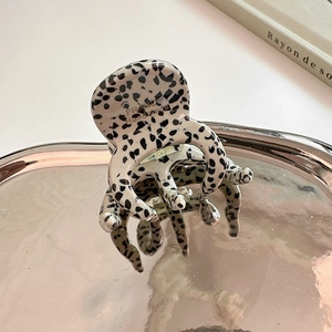 Petite pince à cheveux en acétate tachetée avec logo doré France Handmade