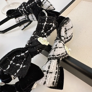 Eleganter Haarreif mit schwarz-weißem Tweed-Schleifen-Design und Perlenverzierung