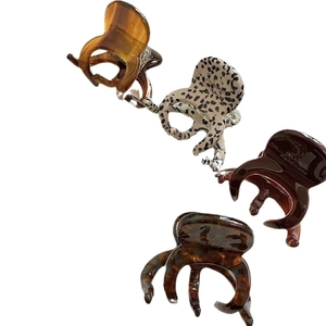 Lot de quatre pinces à cheveux en acétate fait main aux motifs ambre et léopard
