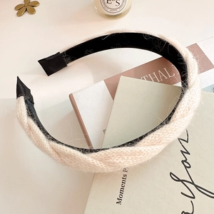 Winterlicher grob gestrickter breiter Haarreif mit Knotendesign in Crème-Beige