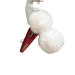 Pince à cheveux rouge en peluche avec pompons blancs et petite étiquette dorée faite main