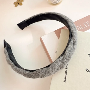 Detailansicht eines dicken grauen Strickstirnbandes mit weichem Plüsch und Anti-Rutsch-Futter