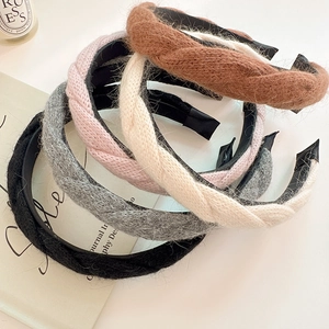 Detail der Strickstruktur des 5er-Sets Stirnbänder in neutralen Erdtönen
