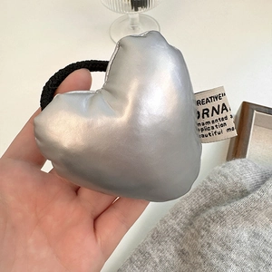 Silbernes metallisches Herz-Haargummi mit glänzendem Finish und elastischem Band