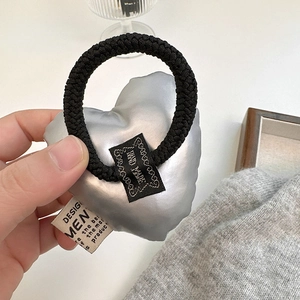 Schwarzes elastisches Haargummi mit silbernem Herz-Anhänger und Stoffetiketten