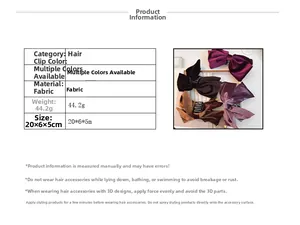 Détails macro des grandes pinces à cheveux en velours multicolores avec spécifications