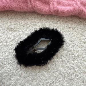 Plüsch Haarspange in Schwarz mit Metall-BB-Clip auf gemütlichem Textilhintergrund
