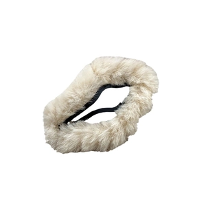 Plüschige Wolken-Haarklammer in Cremeweiß aus Kunstfell für elegante Herbst-Winter-Frisuren