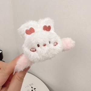 Simpatica molletta per capelli a forma di coniglio in peluche bianco con cuori rosa ricamati