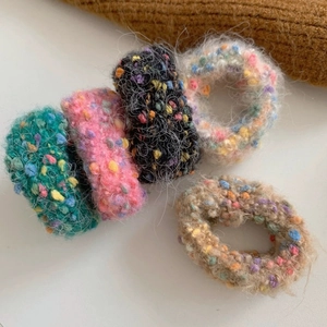 Fünfteiliges Set bunte Polka-Dot Plüsch-Haargummis aus flauschigem Mohair-Strickstoff