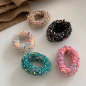 Plüschige bunte Polka-Dot-Haargummis im 5er-Set in warmen Farben für Herbst und Winter