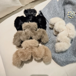 Pince à Cheveux en Peluche pour Femmes Élégante Pince Crabe en Fausse Fourrure Automne Hiver Barrette Douce et Moelleuse