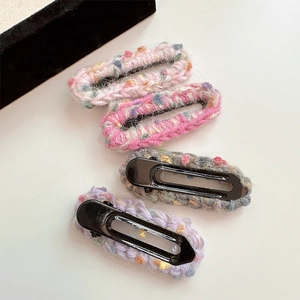 Lot de quatre barrettes BB en laine tricotée main aux couleurs macaron mélangées