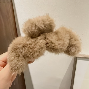Pince à cheveux en fausse fourrure marron café pour cheveux épais style hiver