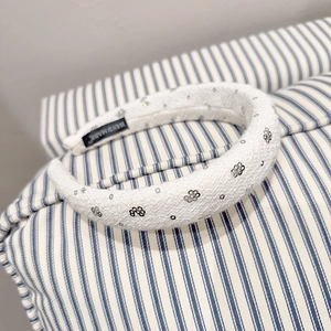 Serre-tête rembourré blanc avec fleurs en paillettes argentées et étiquette artisanale