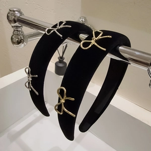 Serre-têtes larges en velours noir avec nœuds métalliques dorés et argentés de style classique