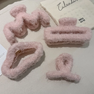 Sweet Pale Pink Plush Hair Claw Clip For Women Faux Fur Shark Clip Autumn Winter Elegant Geometric Large Hair Accessories