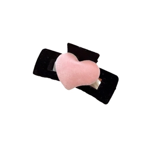 Pince à cheveux élégante en velours noir avec motif cœur rose pour femme