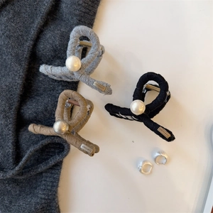 Elegant Knitted Fabric Wrapped Hair Claw Clip With Artificial Pearl Minimalist Alloy Shark Clip For Women Hair Accessory