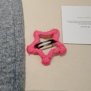 Barrette étoile en tricot rose faite main avec clip BB métallique sur fond de tissu