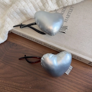 Elegant Silver Metallic Heart Hair Clip Retro Satin Luster Twist Claw Clip For Women Fashion Hair Styling Accessory