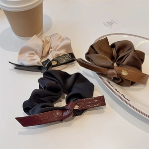Vintage Satin Fabric Scrunchies Elegant Artificial Leather Bow Hair Ties With Metal Charm For Women Hair Accessories