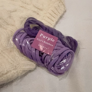 Set di elastici per capelli viola per ragazze su uno sfondo di maglia morbida