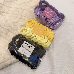 Dettaglio di elastici per capelli colorati in confezione trasparente di qualità