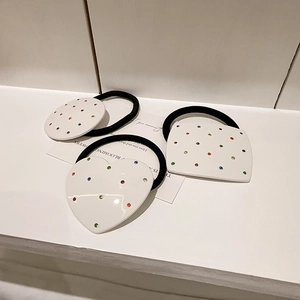 Ensemble de 3 chouchous géométriques en acétate avec strass colorés sur fond blanc