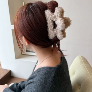 Molla per capelli a forma di stella in peluche indossata da modella in interno