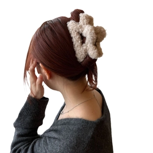 Pinza per capelli in peluche a forma di stella per acconciature invernali color beige