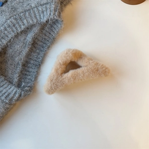 Plüsch-Haarklammer in Dreiecksform aus weichem Kunstpelz mit gemütlichem Strickhintergrund