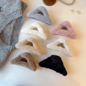 Große Plüsch Dreieck Haarklammer Für Damen Winter Kunstfell Geometrische Haarklammer Elegantes Haar-Accessoires Weicher Kopfschmuck