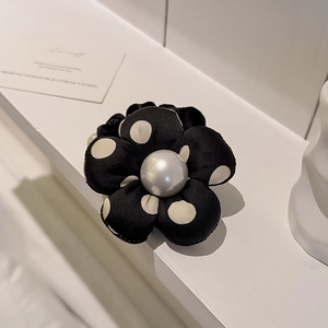 Chouchou fleuri à pois noir et blanc avec une grande perle élégante de style français