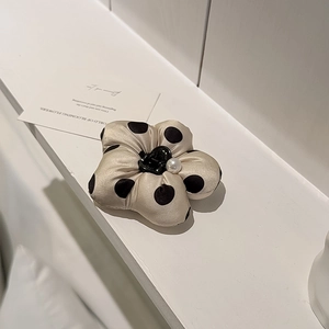 Pince à cheveux fleur en tissu à pois élégante avec centre en perle brillante beige et noir