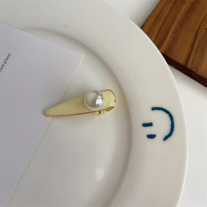 Barrette élégante crème triangulaire avec perle sur une base en métal doré