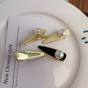 Lot de 4 barrettes à perles élégantes en noir et crème pour un style rétro chic