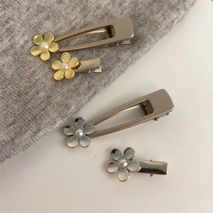 Lot de barrettes à cheveux fleurs métalliques dorées et argentées avec perles